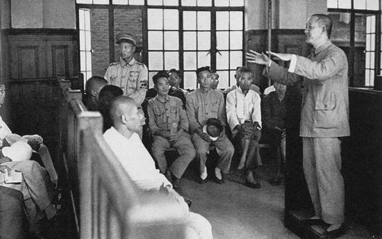 Các luật lệ do tân chính phủ ban hành hầu như không được ghi lại nên quan tòa này phải giải thích tường tận phán xét của ông ấy. Ảnh: GEO EPOCHE Các luật lệ do tân chính phủ ban hành hầu như không được ghi lại nên quan tòa này phải giải thích tường tận phán xét của ông ấy. Ảnh: GEO EPOCHE