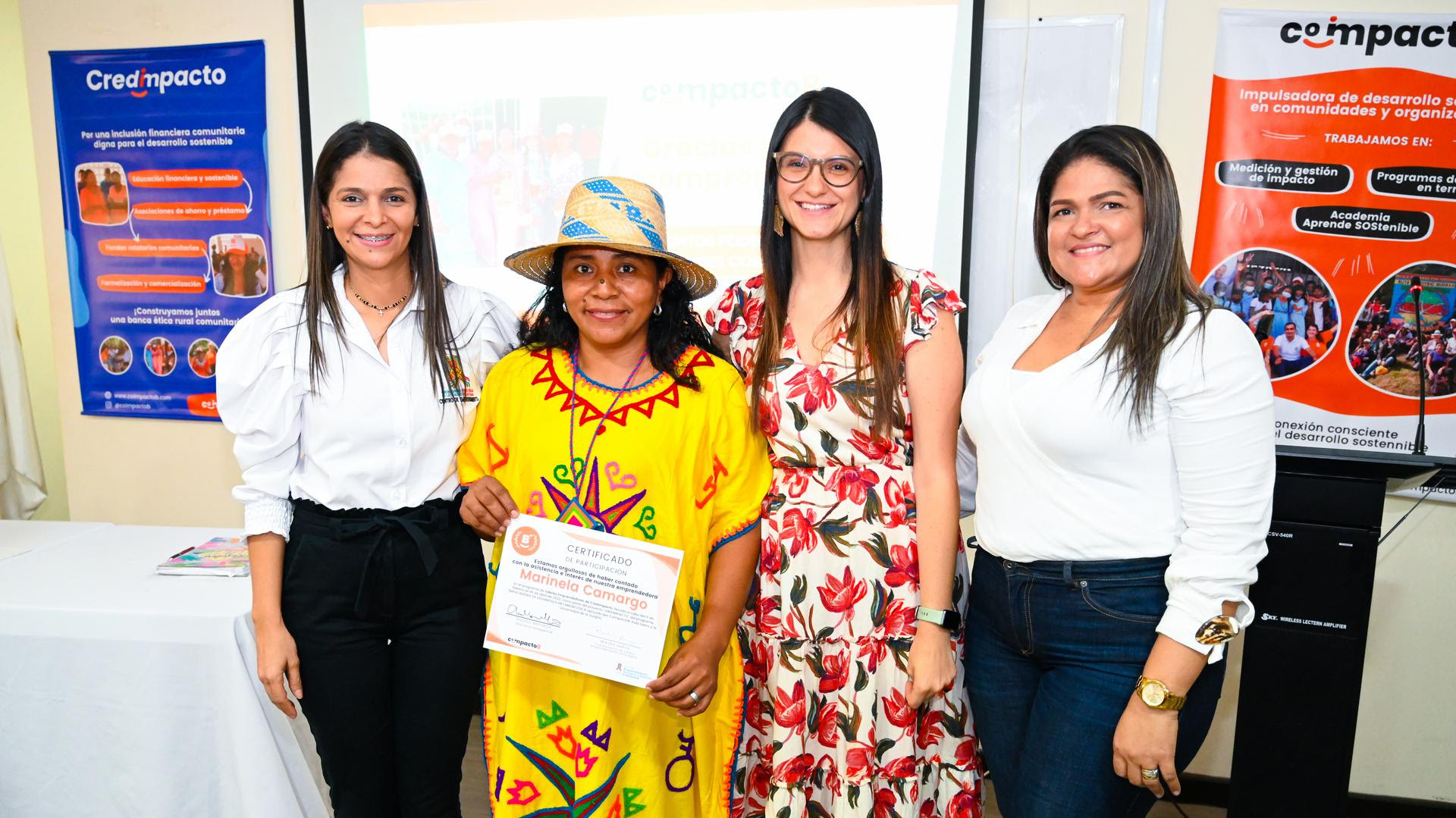 Beatriz Amaya Mendoza Directora del Ceide, en compañía de Andrea Mayorga Morales, Directora de CoimpactoB, haciendo entrega de los microcreditos