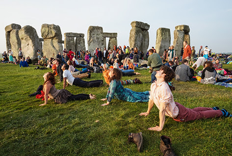 Yoga al amanecer en el solsticio de verano.