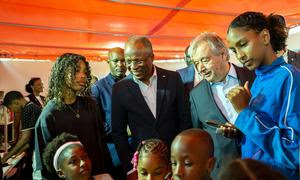 Генеральный секретарь ООН и премьер-министр Кабо-Верде на встрече с юными экоактивистами. 