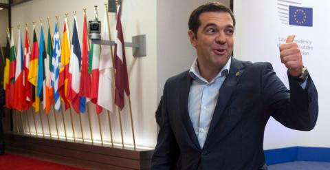 El primer ministro griego, Alexis Tsipras, hace un gesto a los periodistas, al abandonar la sede del Consejo Europeo, en Bruselas, tras la cumbre de la UE. REUTERS/Philippe Wojazer