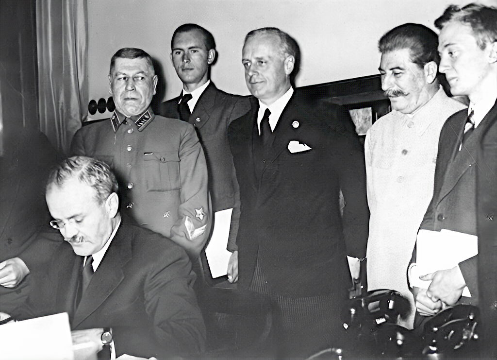 В. М. Молотов подписывает Пакт о ненападении между СССР и Германией (Пакт Молотова–Риббентропа). Фото 23 августа 1939 года.