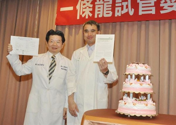 蔡鋒博醫師（左）和陳明醫師合作進行「一條龍試管嬰兒」訂做優生寶寶的計畫，成果備受關注。（圖片提供／彰化基督教醫院）