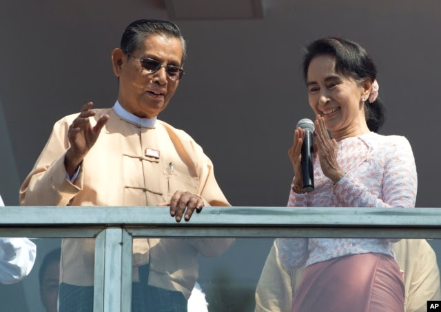 Lãnh tụ Liên đoàn Quốc gia NLD, bà Aung San Suu Kyi, phát biểu cạnh ông Tin Oo từ ban công trụ sở đảng ở Yangon, ngày 9/11/2015.