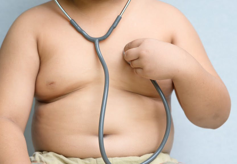 imagen de un menor de edad con sobrepeso en la consulta del medico