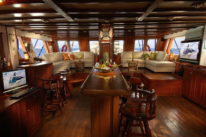Salon Dinning onboard Liveaboard Holidays