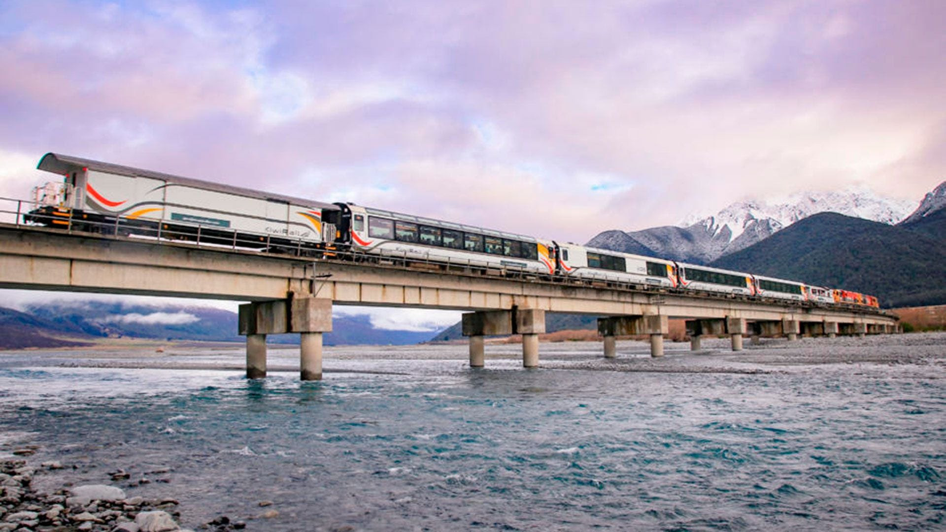 El viaje en tren TranzAlpine está considerado uno de los viajes más asombrosos  y espectaculares del mundo en tren