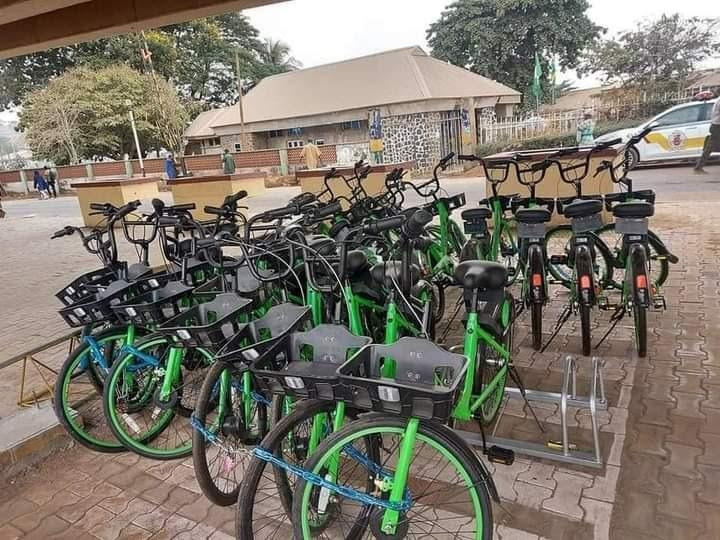 Governor Seyi Makinde procures bicycles for civil servants to move within the state secretariat (photos)