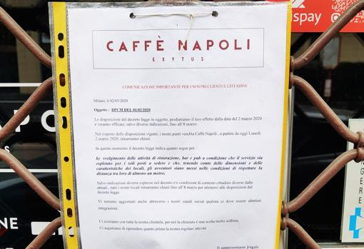 Cartel de cierre del Caffè Napoli