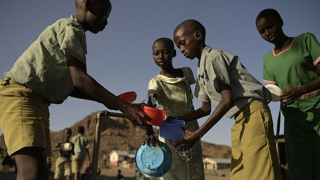 Crianças no norte do Quênia lavam tigelas com água da torneira