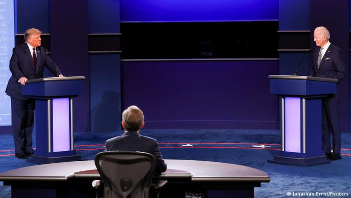 Trump e Biden em palco de debate na TV