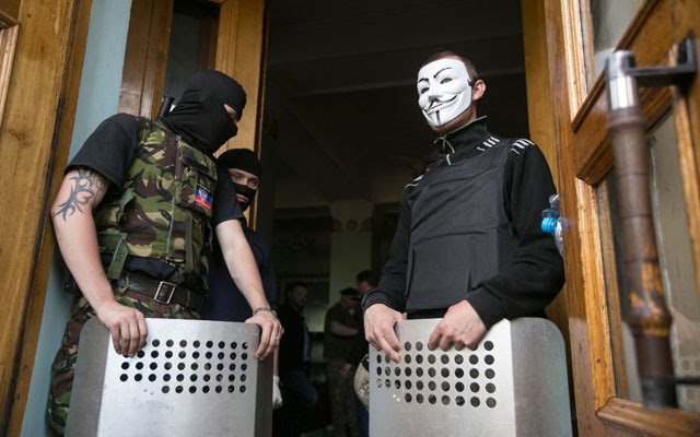 Activistas prorrusos bloquean la entrada a la radiotelevisión de Donestk.