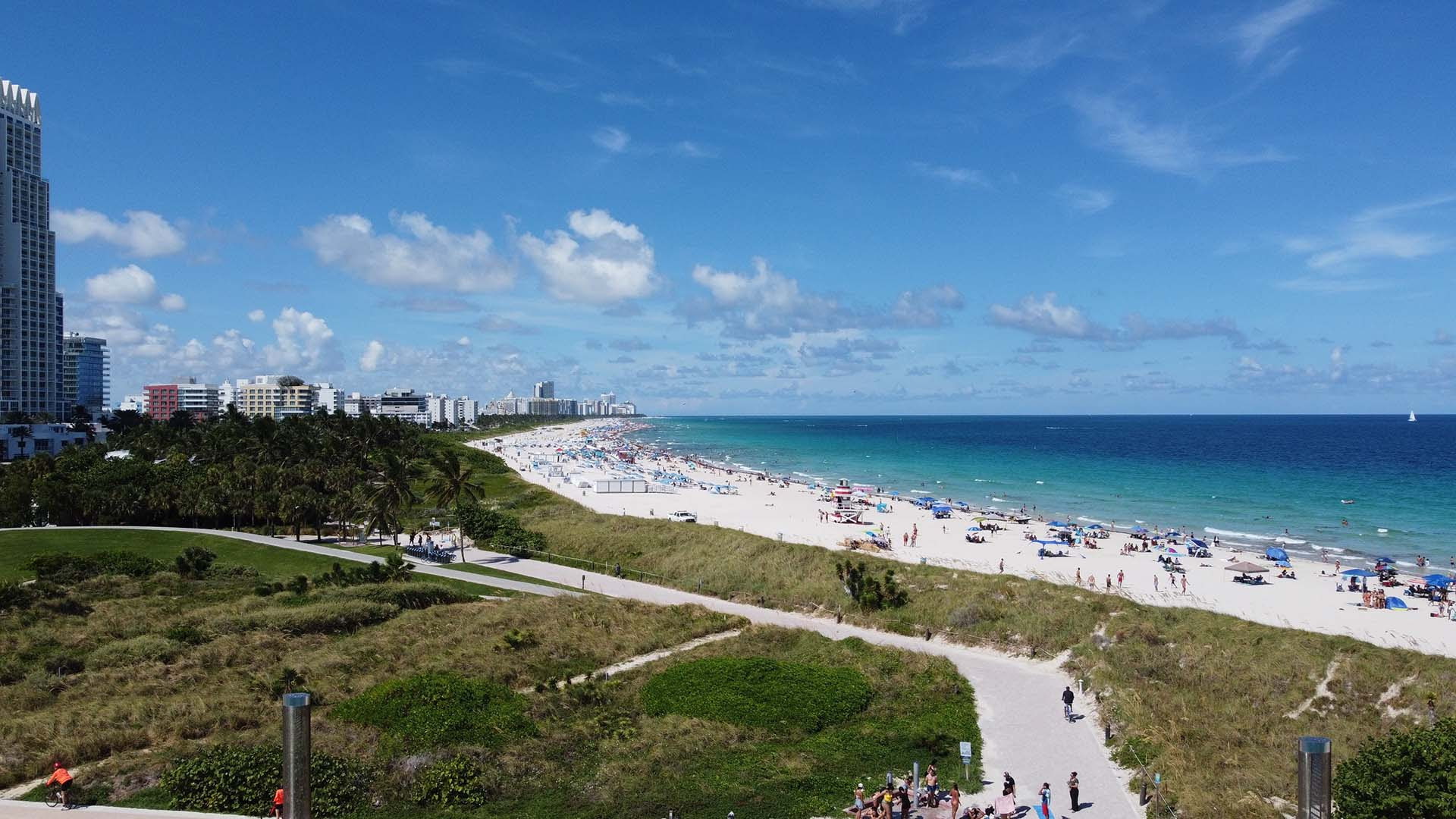 Miami Beach y otras ciudades costeras del estado de la Florida han querido prohibir fumar en la playa durante años. Foto: Israel Loreto / Infobae