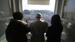Il Papa affiancato da due giovani di Roma all'Angelus