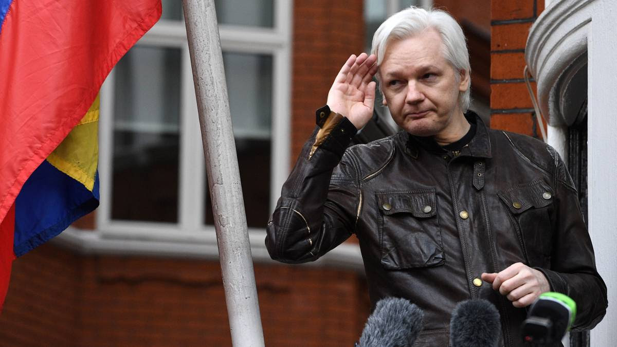 Julian Assange é preso em Londres após Equador retirar asilo diplomático