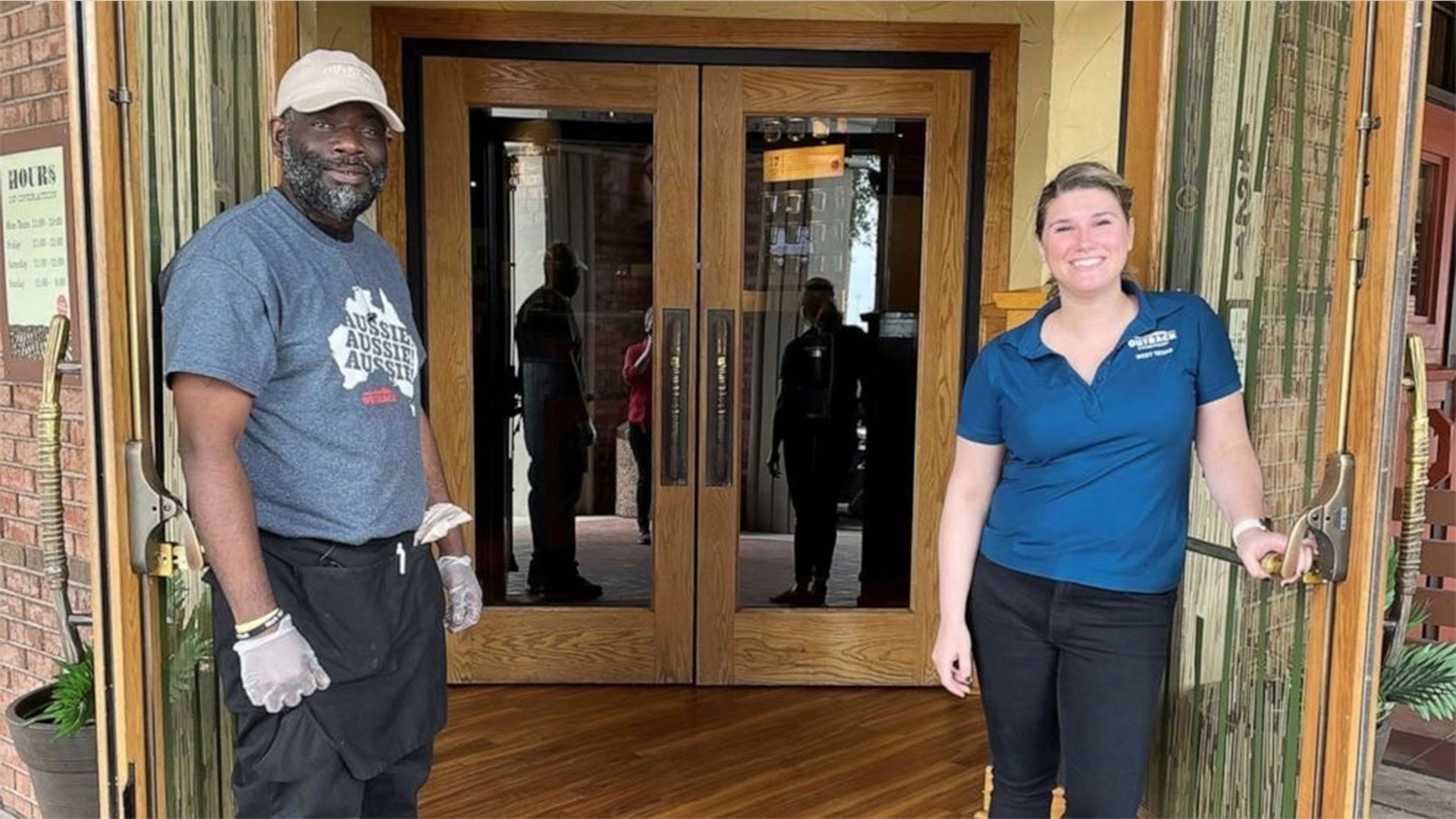 Laura Hodges and Kenneth Smith outside Outback Steakhouse in Fort Worth, Texas.