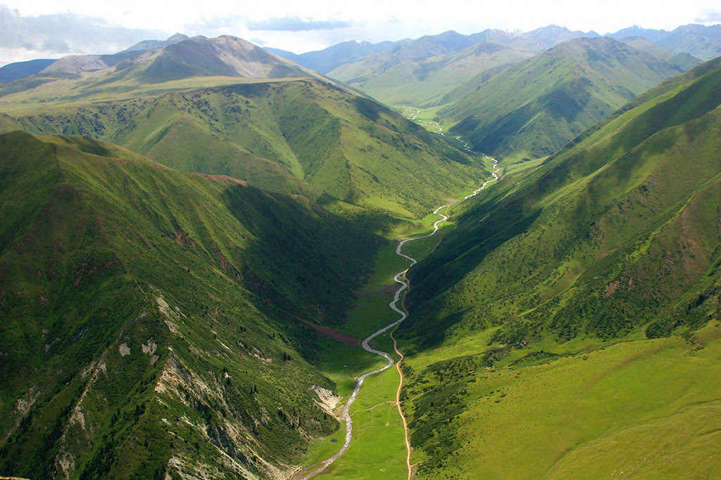 Кыргызстан против ЮНЕСКО: золото и энергия вместо Всемирного наследия