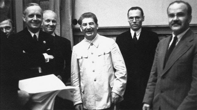 Joachim von Ribbentrop (kushoto), Stalin na Viacheslav Molotov (wa kwanza kulia) wakati wa kutiwa saini makubaliano ya Agosti 23, 1939.