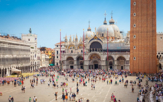 Vương cung thánh đường Thánh Máccô, Italia: Phần lớn du khách không  biết sự tồn tại của một hầm mộ dưới nhà thờ nổi tiếng ở thành phố Venice. Chỉ một vài công ty được cấp phép dưa du khách tới địa điểm bí mật này.