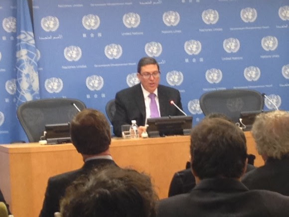 Canciller cubano Bruno Rodríguez en Conferencia de Prensa en la sede de la ONU tras histórica votación contra el bloqueo. Foto: Colaborador de Cubadebate (Tomada con móvil)