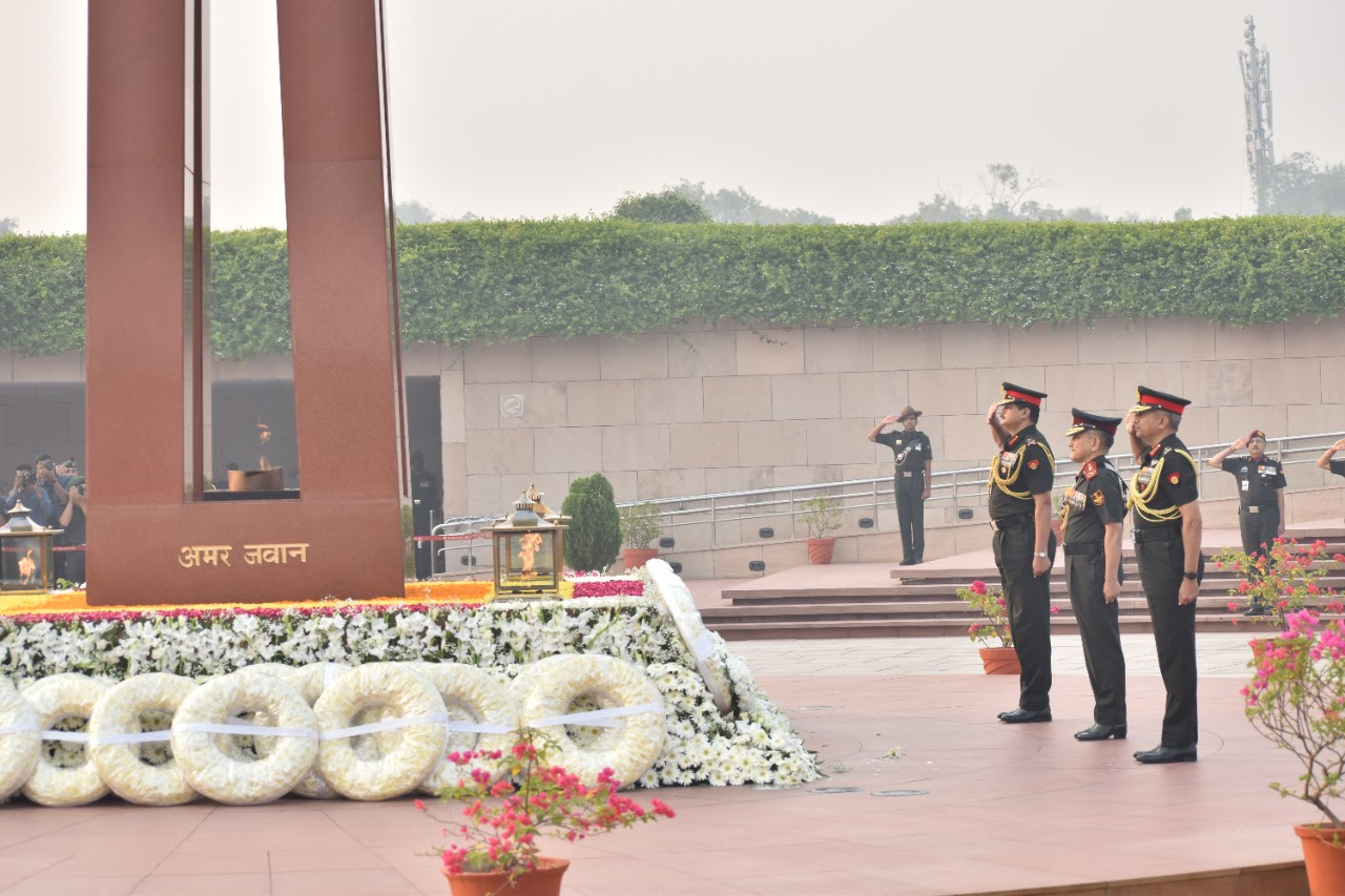 https://static.pib.gov.in/WriteReadData/userfiles/image/Wreathlaying(2)Z3F0.jpeg