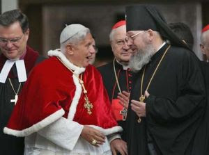 Benedykt XVI i przedstawiciele innych wyznań chrześcijańskich podczas spotkania ekumenicznego w Polsce, maj 2006 r.