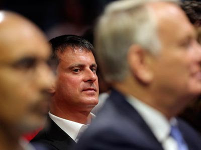 Manuel Valls mirando al ex primer ministro francés, Jean-Marc Ayrault