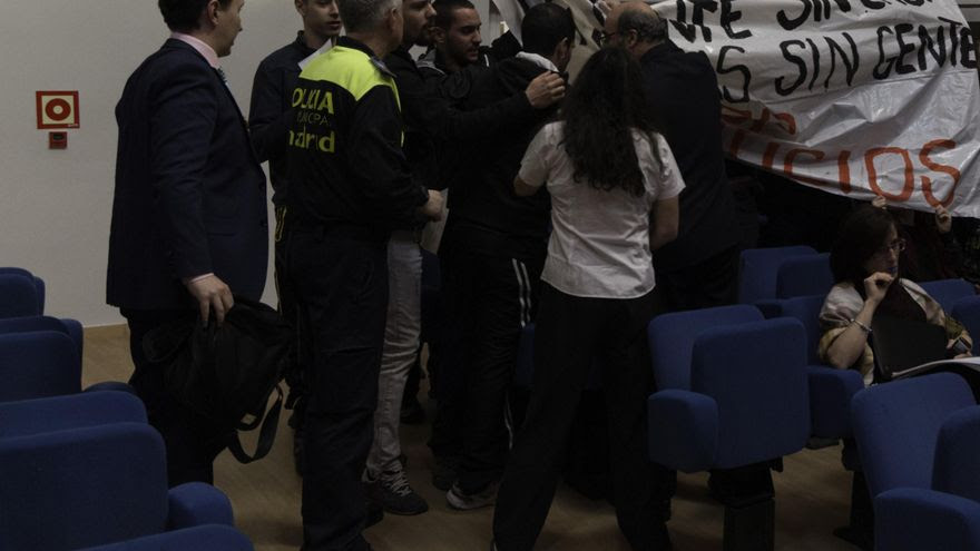 Protesta contra los desahucios en el pleno de Moratalaz el pasado 17 de febrero / DISO Press