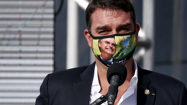 CPI: Flávio tenta fazer defesa de Bolsonaro e contornar fala sobre 'gripezinha'