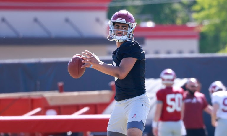 Alabama QB Bryce Young (#9) drops back to pass in 2022 Spring Football Practice