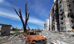 На фото: разрушения в центре Мариуполя.