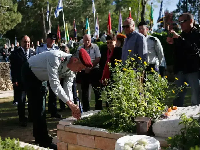 הרמטכ"ל ×‘× ×™ ×’× ×¥ ×ž× ×™×— דגלון על קברו של ×¡× "ל במיל ×ž×•× ×™ × ×™×¦× ×™ (רויטרס)