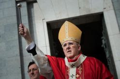 El cardenal de Madrid contradice la línea de la cúpula episcopal sobre el Gobierno que había pedido "rezar por España"