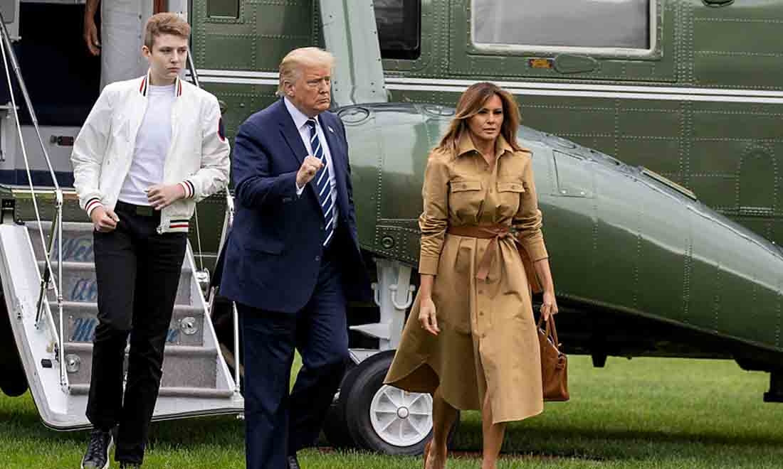 Barron Trump, Tổng thống Hoa Kỳ Donald Trump và Đệ nhất phu nhân Melania Trump đi dạo trên Bãi cỏ phía Nam của Nhà Trắng vào ngày 16 tháng 8 năm 2020 tại Washington, DC. (Ảnh của Tasos Katopodis / Getty Images)