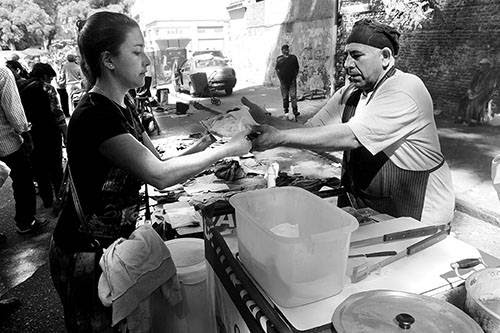 Puesto de venta de tortas fritas en la feria de Tristán Narvaja. / Foto: Sandro Pereyra 