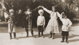 Jewish children from Salonika pose in folk costumes (prewar). USHMM, courtesy of Oro Benveniste