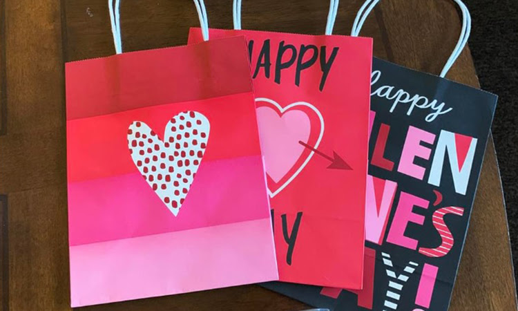 Túi quà mà Blair Zong chuẩn bị để tặng mọi người trong khu cách ly nhân ngày Valentine. Ảnh: NY Times.