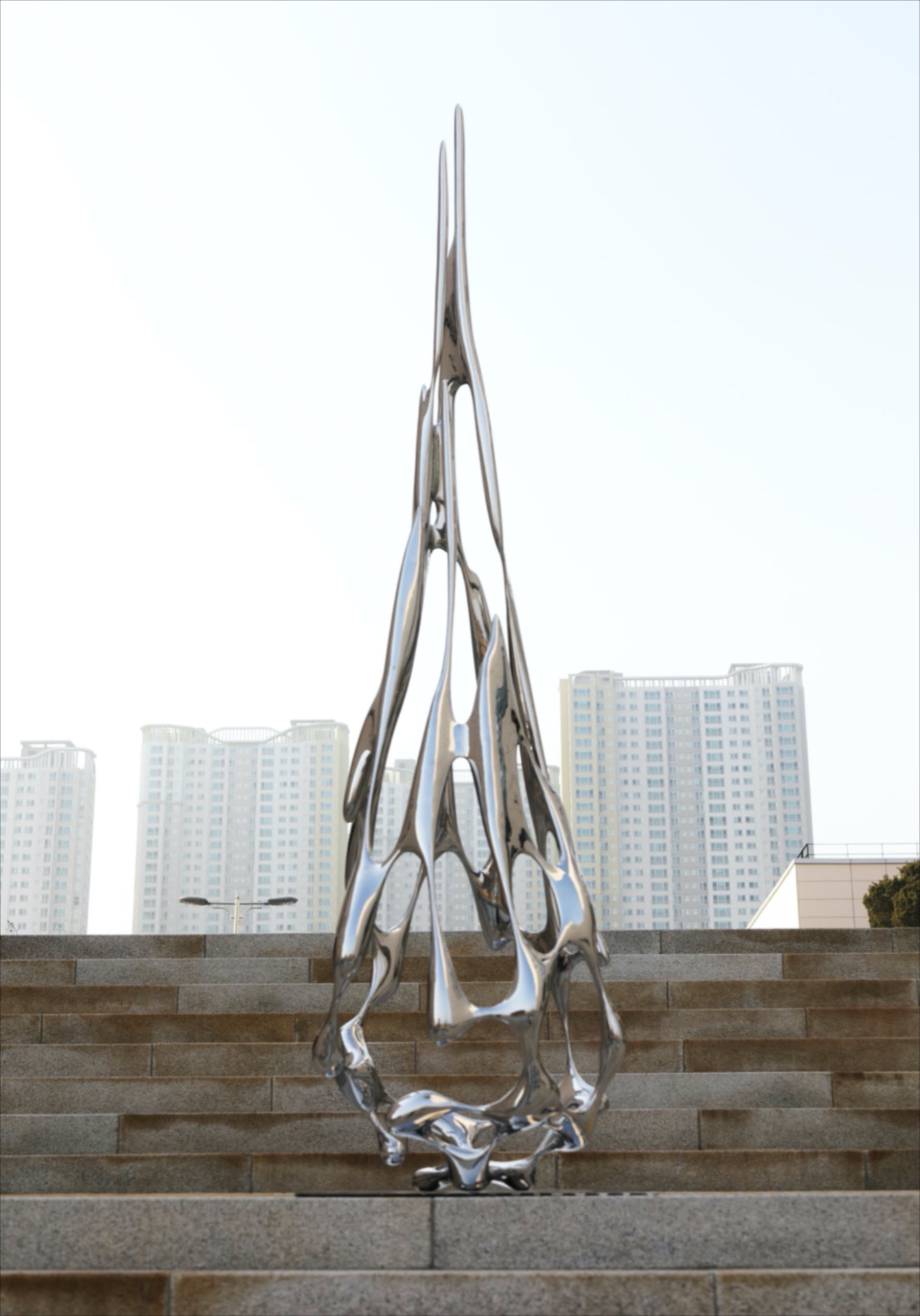 Kim SeungHwan, Organism, 2021, acciaio, 82x25x77 cm