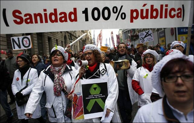 Trabajadores de la sanidad pública madrileña salen a la calle para celebrar su victoria contra el proyecto de privatización de hospitales.