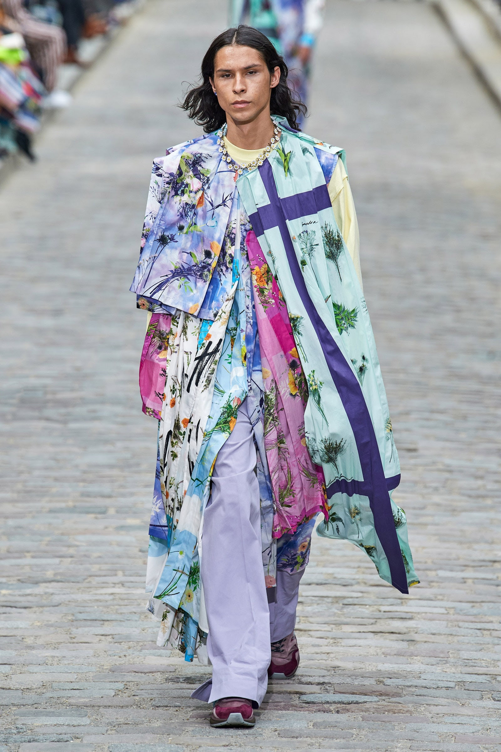 La imagen puede contener Ropa Vestimenta Bata Moda Zapato Calzado Bata Persona humana y kimono