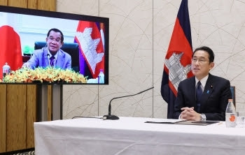 Prime Minister Kishida holding a video conference with Cambodian Prime Minister Hun Sen
