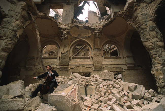 En 1992 el mÃºsico Vedran Smailovi? tocÃ³ su violonchelo entre los escombros de la biblioteca de Sarajevo