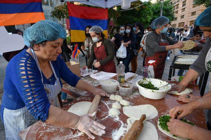 Des femmes, qui ont fui le Haut-Karabakh, confectionnent des pains, à Erevan, le 26 octobre. Les recettes de ces ventes sont destinées à soutenir les populations de l’enclave.