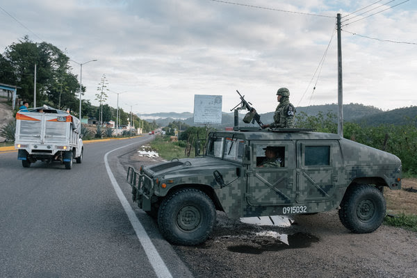 Efectivos identificados como parte de la Guardia Nacional en un retén migratorio en Chiapas, México