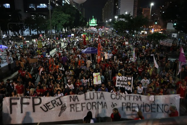En Rio de Janeiro, la policía reprimió un acto realizado en el centro de la ciudad; 100 mil manifestantes participaron de la protesta - Créditos: Foto: Clívia Mesquita