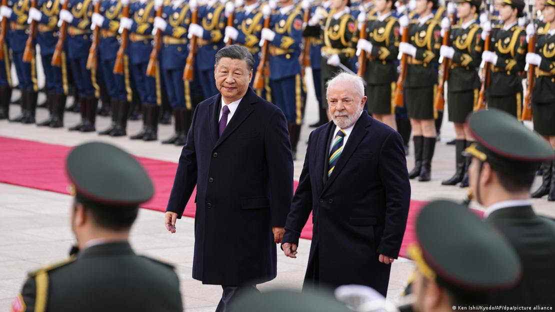 Xi Jinping e Lula em frente a desfile de soldados chineses em Pequim