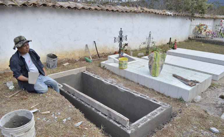 En este mausoleo serán sepultados los restos mortales de la dirigente indígena, al fondo se observa donde están sepultados otros parientes.