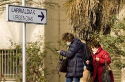 La tasa de positivos por coronavirus en Álava cuadruplica la de Madrid y pone al límite al hospital de Txagorritxu