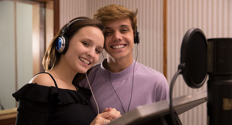 Larissa Manoela e Leonardo Cidade dão voz aos protagonistas da animação Encantado