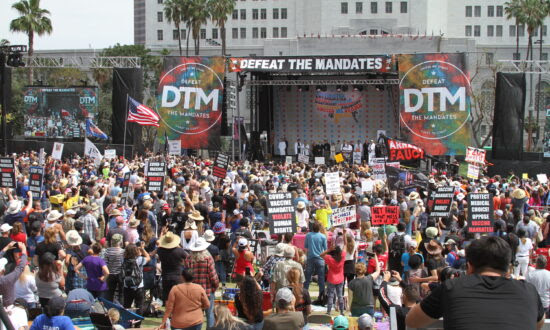 Thousands Protest Vaccine Mandates at Los Angeles Rally